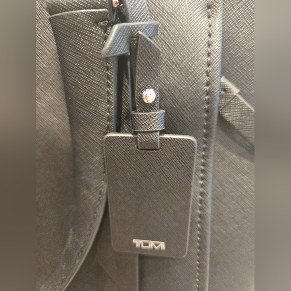 TUMI LEATHER VAREK LAPTOP BAG - used once - Picture 4 of 15